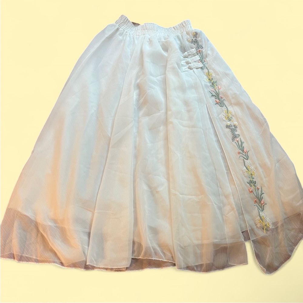 NWOT Elegant White Embroidered Skirt